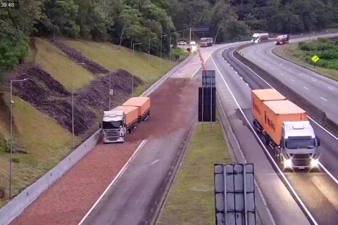 Caminhão carregado com Açúcar fica sem freios na descida da serra na BR 277 Região de Morretes e motorista consegue entrar na área de escape no km 36