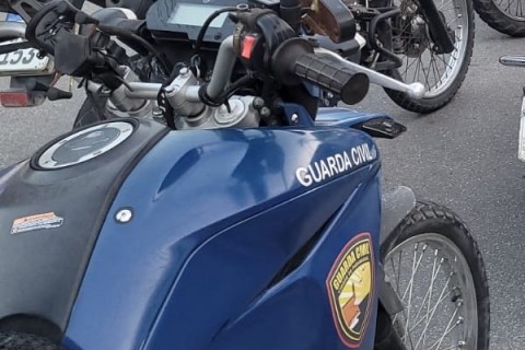 Guarda Civil Detém Motociclista de 30 Anos Sob Influência de Álcool e Drogas em Abordagem Agitada